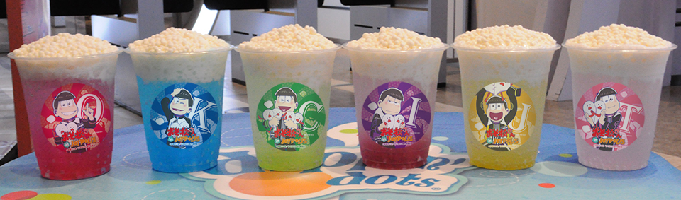 おそ松さん in JOYPOLISステッカーが貼られたカップにつぶつぶさらさらのバニラアイスが乗ったカラーフロート7種類の写真