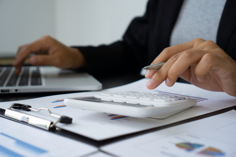 電卓を使って計算している写真