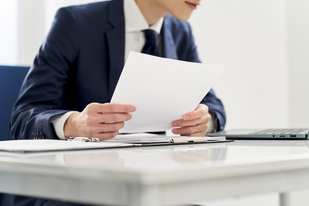 資料をみている写真