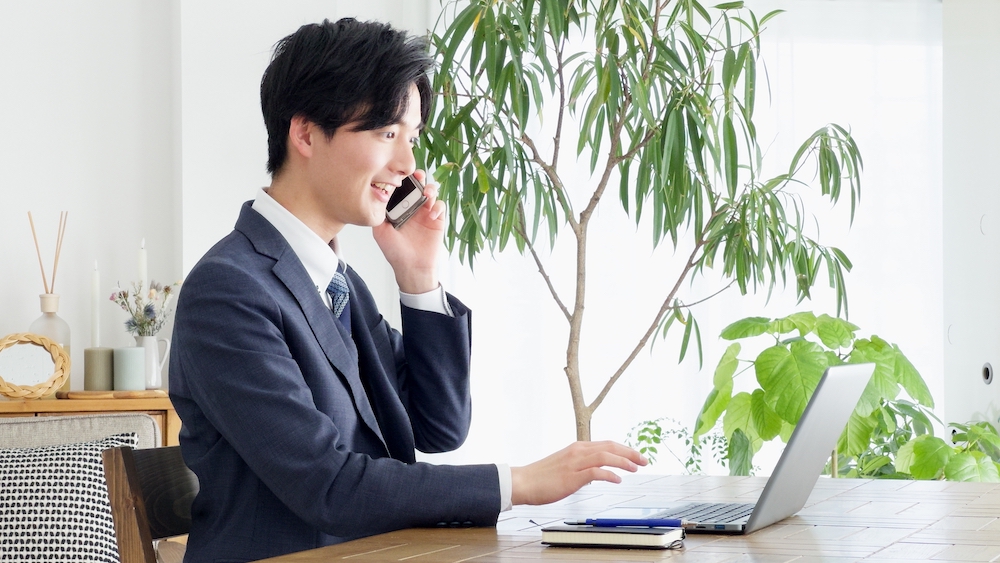 電話をかける人の写真