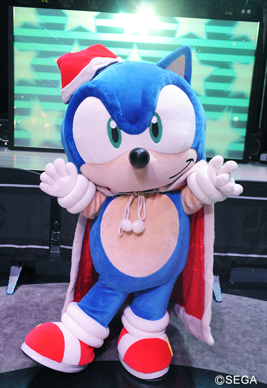 サンタの衣装をまとったソニックがグリーティングをしている様子