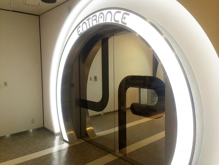 東京ジョイポリスエントランス自動扉の写真