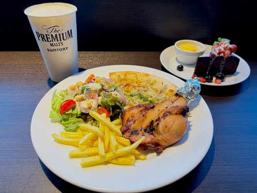 ワンプレートメニュー、チキンレッグ、しらすのピザとプレミアムモルツのイメージ写真