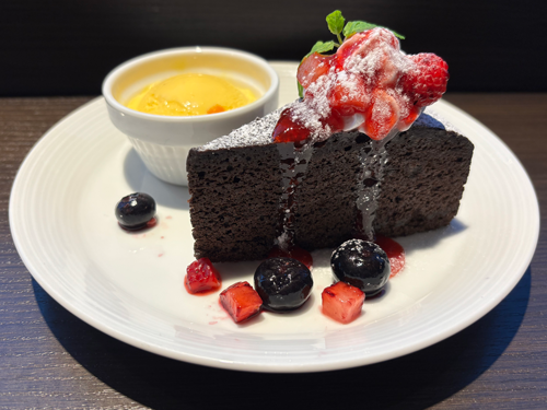 食後のデザート、ガトーショコラとパンプキンジェラートのイメージ写真