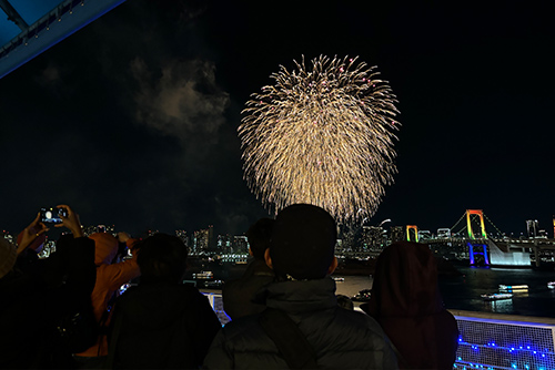 フレームカフェのテラスから見る花火の様子